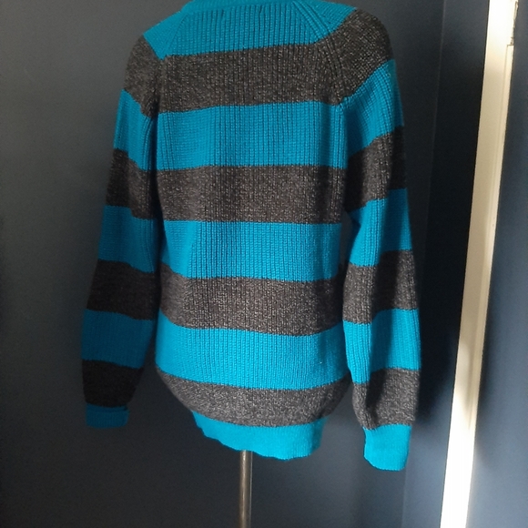 Vintage sweater size small - Picture 2 of 3